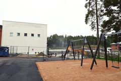 Kalevanniemen piha-alue, keinuja ja liikuntahallin työmaa.