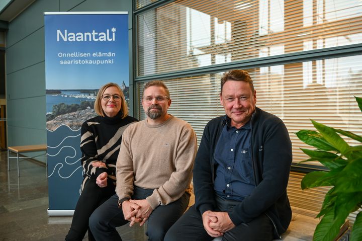 Naantalin kaupunginhallituksen puheenjohtajisto vas. Reetta Tanila-Järvinen, Toni Forsblom (pj) sekä Kimmo Aho