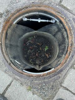 Hulevesisuodatin, josta löytyy sakkaa sekä kiintoainesta, kuten roskia ja tupakantumppeja.