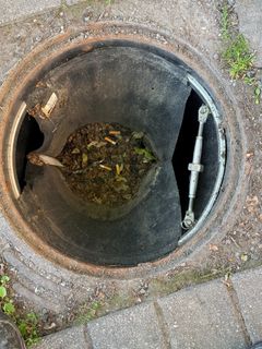 Hulevesisuodatin, jossa on sakkaa ja kiintoainesta, kuten roskia ja tupakantumppeja.