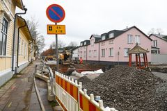 Kaivokadun työmaa Naantalissa suojattuna työmaa-aidoin.