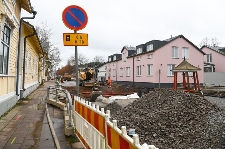 Kaivokadun työmaa Naantalissa suojattuna työmaa-aidoin.