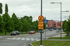 Aurinkotie Naantalissa sekä moottorikäyttöisiä ajoneuvoja koskevia rajoituskylttejä. Rajoitus on voimassa klo 22-06.