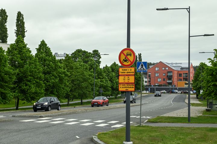 Aurinkotie Naantalissa sekä moottorikäyttöisiä ajoneuvoja koskevia rajoituskylttejä. Rajoitus on voimassa klo 22-06.