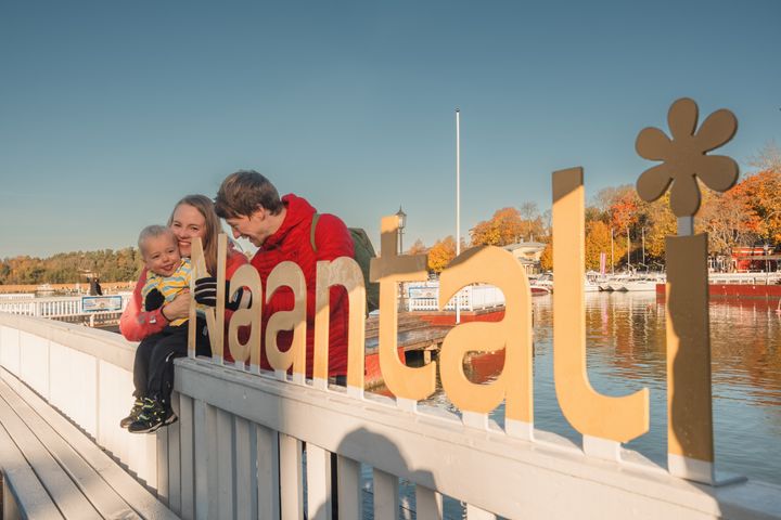 Perhe Äkäslompolo poseeraa Naantalin rannassa