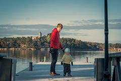 Joonas Äkäslompolo ja poika Aarni ihailevat merta ja presidentin kesäasuntoa Kultarantaa.