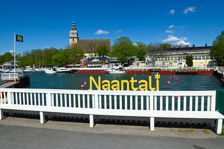 Naantali-kirjaimet ja kirkko taustalla.