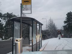 Karvetin uusittu bussipysäkki ei valitettavasti ehtinyt olla kauaa ehjänä. Kuva otettu marraskuussa.