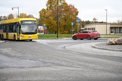 Linja-auto ja henkilöauto kiertoliittymässä Naantalissa.