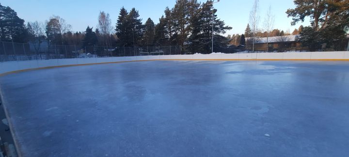 Luistelukentällä tasainen jääpinta.