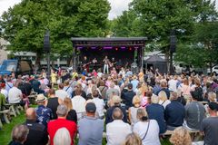 Ihmisiä konsertissa Kirkkopuistossa.