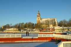 Naantalin vierasvenesatama ja luostarikirkko auringonpaisteessa talvella.