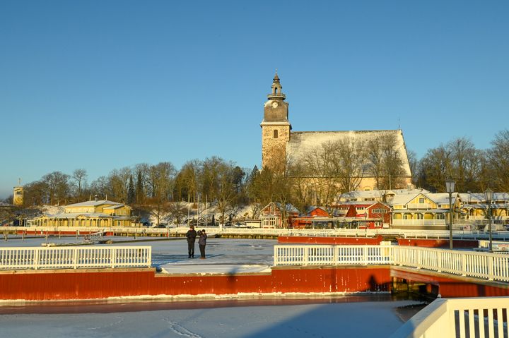 Naantalin vierasvenesatama ja luostarikirkko auringonpaisteessa talvella.