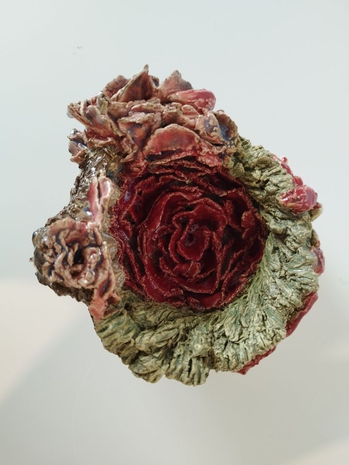 Kuvanveistäjä Assi Lammisen abstrakti pienveistos punaisen ja vihreän sävyissä.