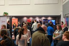 Naantalin Kesärekrymessut on suunnattu kaikille, jotka ovat kiinnostuneita kuulemaan alueen työmahdollisuuksista. Kuva vuoden 2024 rekrymessutapahtumasta.