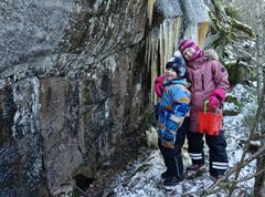 Lapset talvisessa luonnossa.