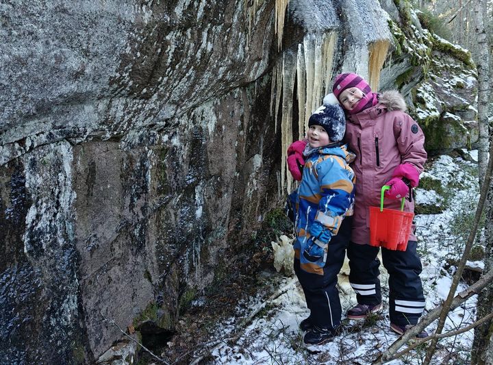 Lapset talvisessa luonnossa.