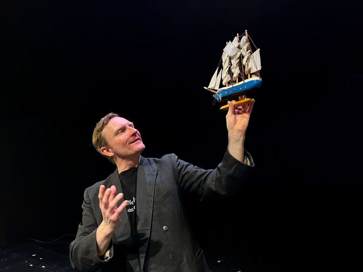 Näyttelijä Tuukka Vasama.