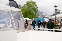 Ihmisiä Vanhankaupungin rannassa vuoden 2025 Venemessuilla.