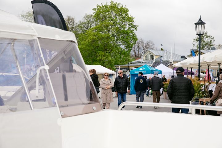 Ihmisiä Vanhankaupungin rannassa vuoden 2025 Venemessuilla.