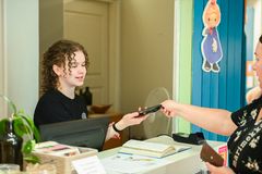 Kaupungin nuorten kesätyöpaikat sijoittuvat esimerkiksi Naantalin museoon ja Taidehuoneelle, liikunta- ja nuorisopalveluihin, viheryksikköön, keskusvarastoon, varhaiskasvatukseen sekä siivous- ja ateriapalveluihin. Kuvassa museon kesätyöntekijä kesällä 2025.