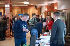 Meriverkostot-tapahtuman iltapäivässä päästään verkostoitumaan messuilla. Kuva vuoden 2025 tapahtumasta.