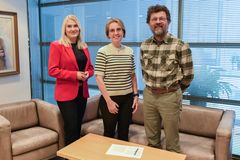 Naantalin kaupunginjohtaja Laura Leppänen, Naantalin yrittäjien puheenjohtaja Minna Hellsten ja Rymättylän yrittäjien puheenjohtaja Lassi Lähteenmäki.