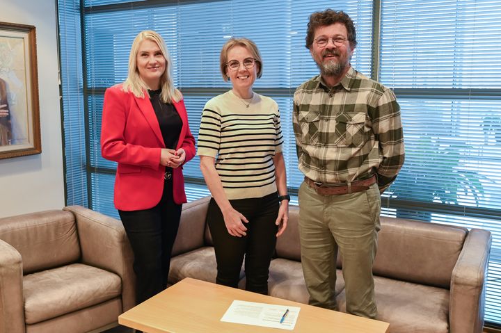 Naantalin kaupunginjohtaja Laura Leppänen, Naantalin yrittäjien puheenjohtaja Minna Hellsten ja Rymättylän yrittäjien puheenjohtaja Lassi Lähteenmäki.