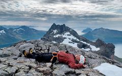 Eräopaskouluttaja ja kuvataideopiskelija Kari Ennola vuoristomaisemissa retkeilemässä.