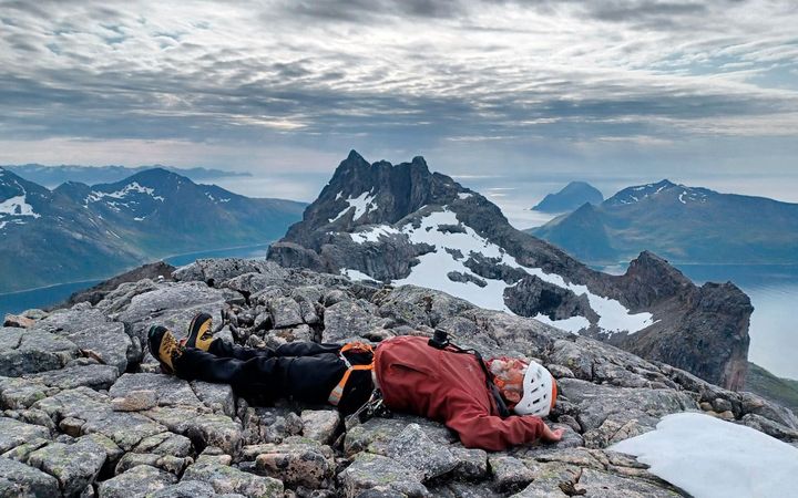 Eräopaskouluttaja ja kuvataideopiskelija Kari Ennola vuoristomaisemissa retkeilemässä.