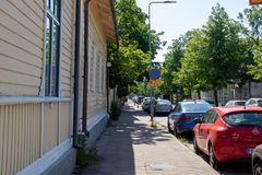 Autoja pysäköitynä Kaivokadulle Naantalissa.