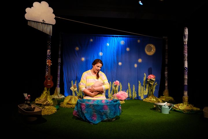 Teatteriesitys Silkkipaperitaivas.