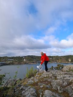 Naantalin kaupungin johtoryhmä näytti mallia siivoamiseen 5.5., kun siivottiin Kuparivuoren kallioilla. Kuvassa kaupunginjohtaja Laura Leppänen.
