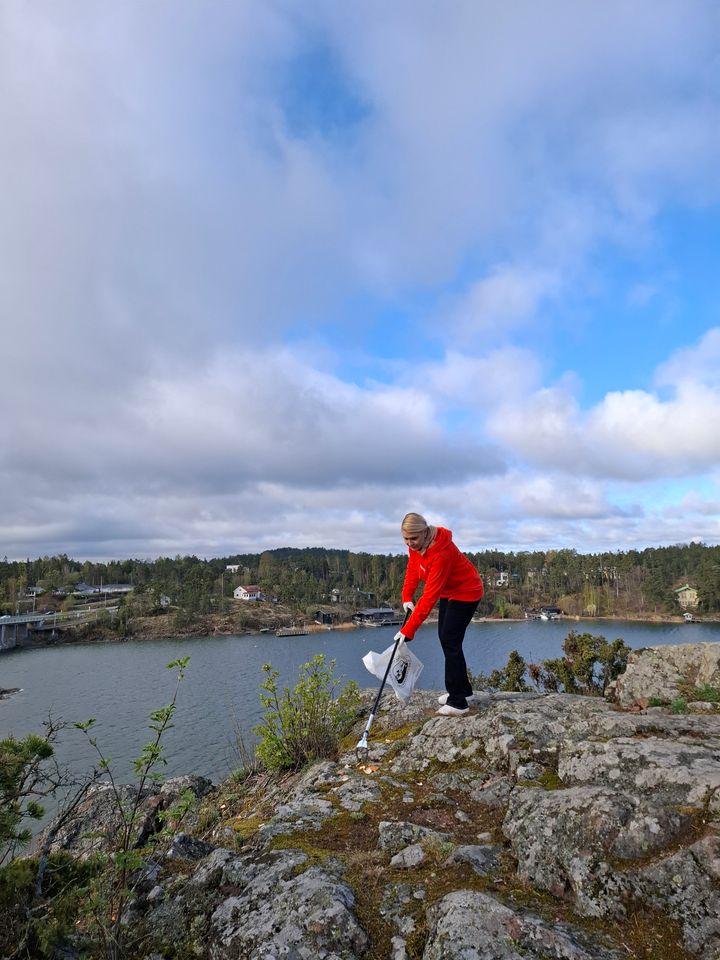 Naantalin kaupungin johtoryhmä näytti mallia siivoamiseen 5.5., kun siivottiin Kuparivuoren kallioilla. Kuvassa kaupunginjohtaja Laura Leppänen.