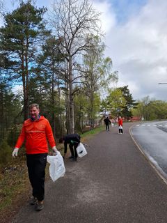 Johtoryhmä siivoaa Naantalin keskustassa