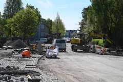 Uolevi Raaden kadun ja Käsityöläiskadun risteys, jossa on tietyö ja väliaikaiset liikennevalot.