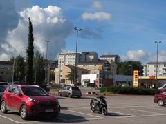 S-market Tuulensuunkatu parkkipaikka ja St1 Helmisimpukka.