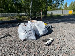 Pidä Saaristo Siistinä -roskapusseja täynnä roskia.