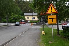Käsityöläiskatu Naantalissa ja etuajo-oikeuden liikennemerkki vasemmalle.