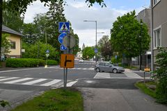 Uolevi Raaden katu kuvattuna rantaan päin. Kuvassa väistämisvelvollisuuden liikennemerkki.