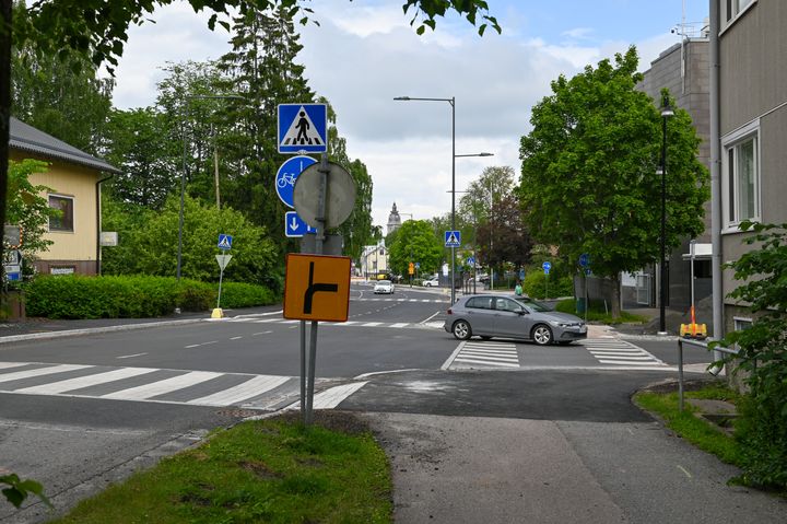 Uolevi Raaden katu kuvattuna rantaan päin. Kuvassa väistämisvelvollisuuden liikennemerkki.