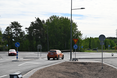 Ruonan yhdystien ja Rautakadun kiertoliittymä kuvattuna Rautakadulta.