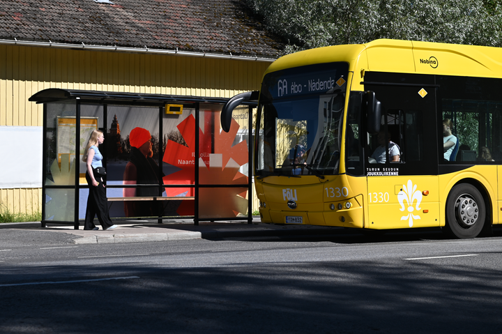 Fölin bussi saapuu bussipysäkille Naantalissa.