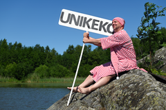 Unikeko istuu kalliolla