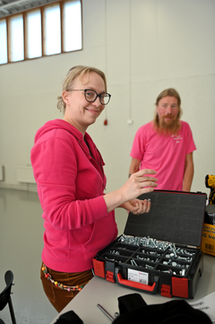 Kaksi Naantalin kaupungin nuoriso-ohjaajaa kohtaamispaikka Mopomestassa.
