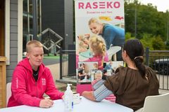 Lähihoitajaopiskelija mittaamassa asiakkaalta verenpainetta.