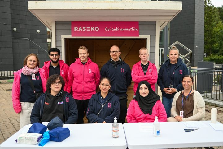 Rasekon aikuiskoulutuksen lähihoitajaopiskelijoita.