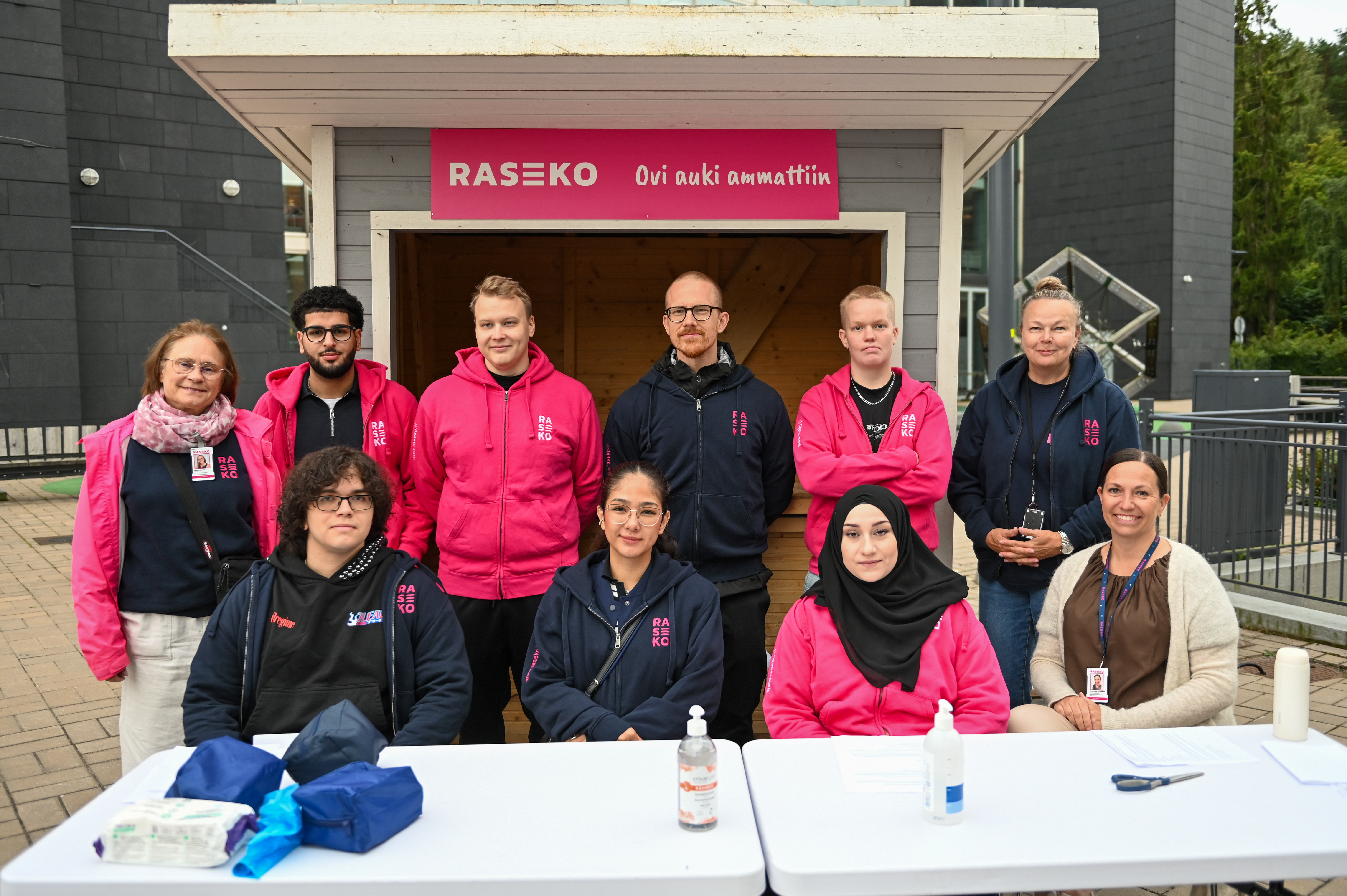 Rasekon opiskelijat tarjoavat palveluita Naantalin torilla