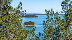 Saaristomaisemaa, merta ja saaria Rymättylän Uutiskuvanvuorelta.