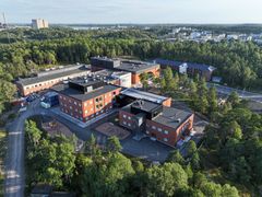 Ilmakuva Kalevanniemen kampuksen oppimiskylistä. Kädentaitojen siipi valmistui syksyllä 2025, alakoululaisille tarkoitetut oppimiskylät tänä syksynä.